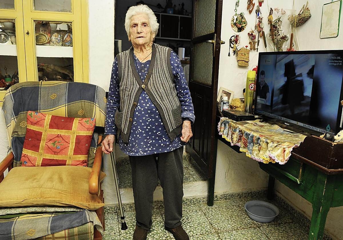 Hermínia Juárez dentro de su casa situada en el pueblo de Fregenite, de tan solo 5 habitantes