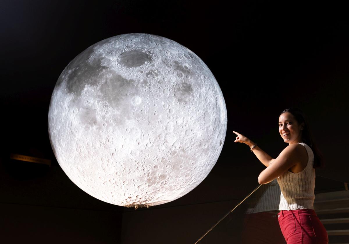 Alba Sánchez Montalvo, con la Luna del Parque de las Ciencias de Granada.