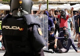 Manifestantes del sector del metal en Cádiz enfrentados a los antidisturbios de la Policía.