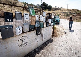 Buzones de los 'inquilinos' de las cuevas del Barranco del Abogado