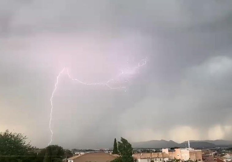 Imagen del rayo captado en Granada.