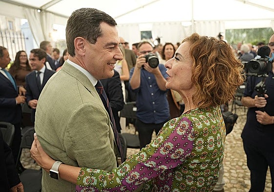 Juanma Moreno y María Jesús Montero, ayer en el acto en Sevilla.