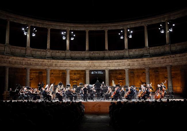 El Palacio de Carlos V, lleno para disfrutar de la velada.