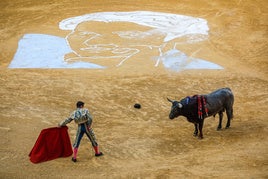 El Fandi cita a un victorino con la muleta en la mano izquierda en la corrida de ayer.