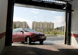 Un Seat Ibiza rojo entra en una cochera.