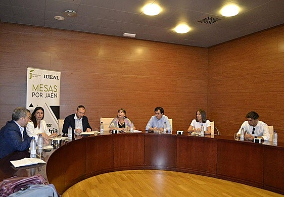 José Luis Adán, Antía Collado, Antonio Ruano, Pilar Parra, Carlos Martos, Noelia Justicia y Álvaro Martos durante el debate.