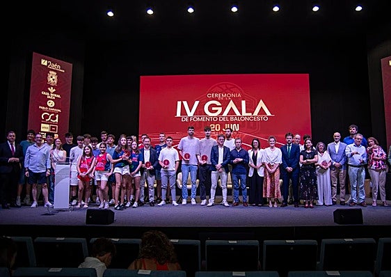 Foto de familia con los reconocidos y autoridades.