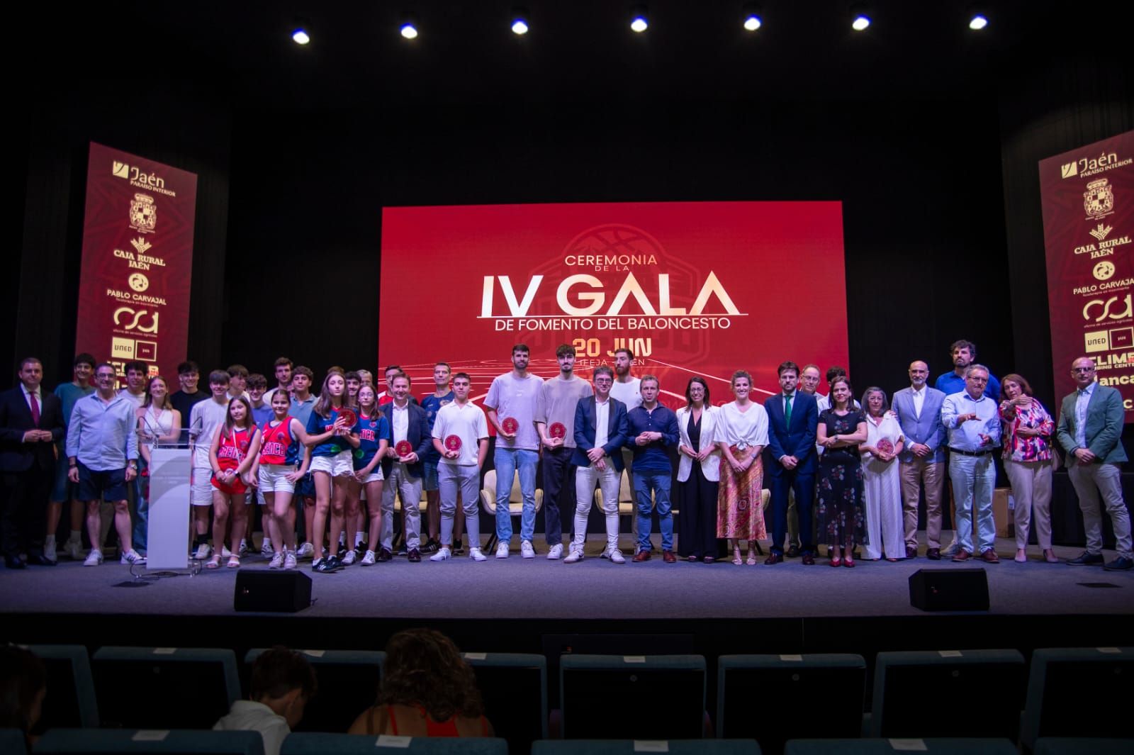 Foto de familia con los reconocidos y autoridades.