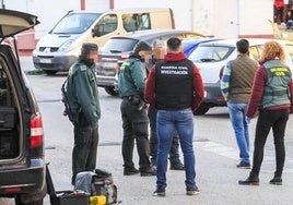 Los investigadores en el lugar de los hechos.