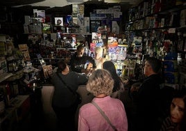 Un comercio granadino durante el apagón del 28 de abril.