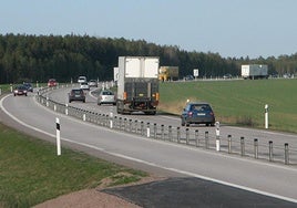 Una carretera de tres carriles.