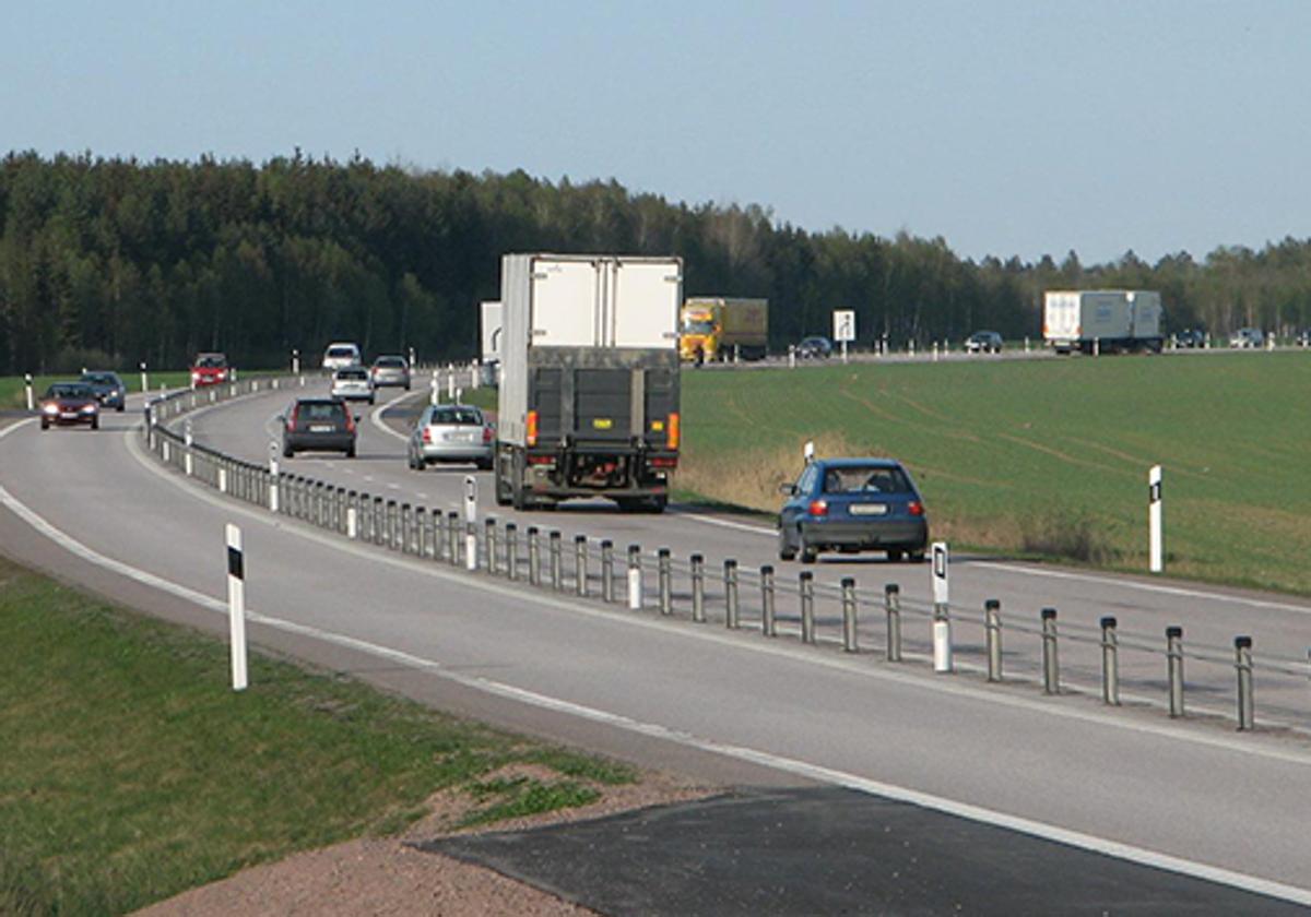 Una carretera de tres carriles.