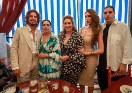 La familia Morente posa antes de la actuación de Kiki sobre el tablao del ferial.