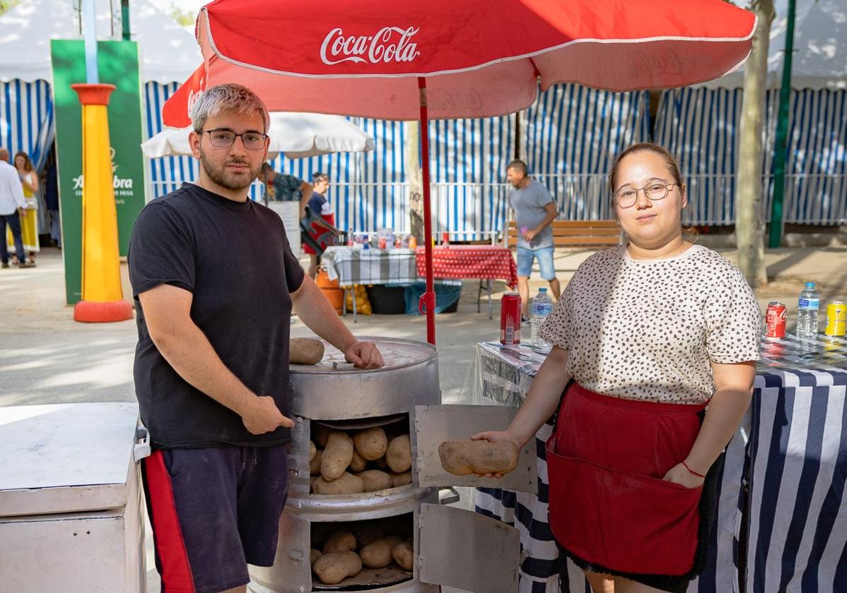 La gran familia de Almanjáyar que surte de patatas asadas al...