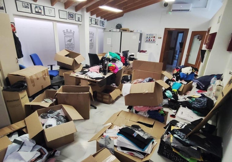 La Policía interviene más de 3.000 prendas falsificadas en el mercadillo de Almuñécar