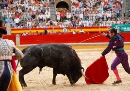 Morante de la Puebla, con el primer astado de la tarde de ayer en Granada.