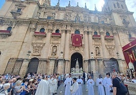 Procesión del Corpus a su salida en la Catedral de Jaén.