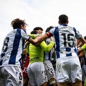 Celebración de los jugadores de la Real Sociedad B tras el ascenso.