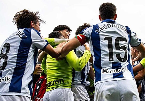 Celebración de los jugadores de la Real Sociedad B tras el ascenso.