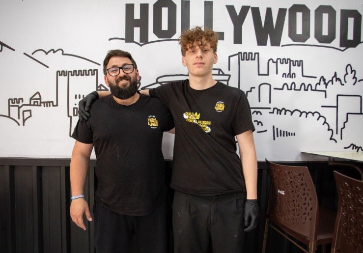 Bilal y su jefe Gabriel en la hamburguesería Hollywood Smash Buger.