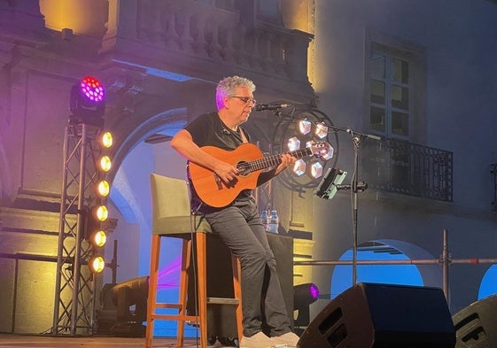 Pedro Guerra, en su actuación en la plaza Vieja.