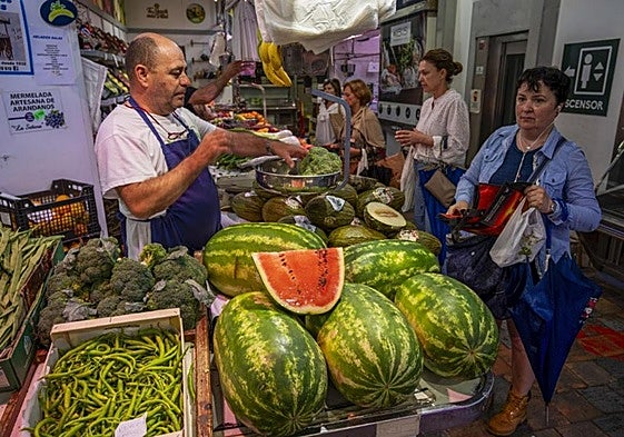 Cómo elegir una buena sandía en el supermercado, según la OCU.