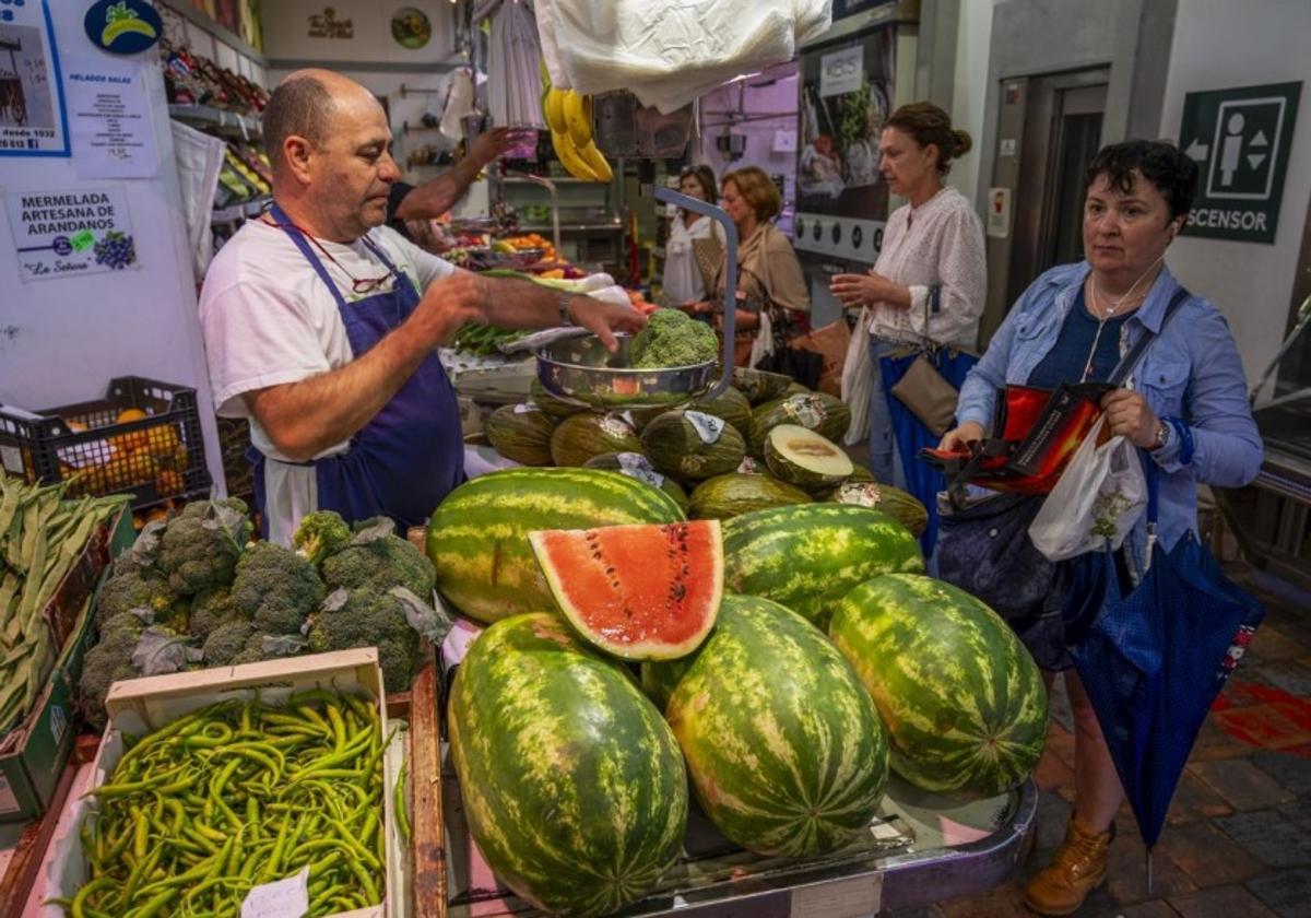 Cómo elegir una buena sandía en el supermercado, según la OCU.