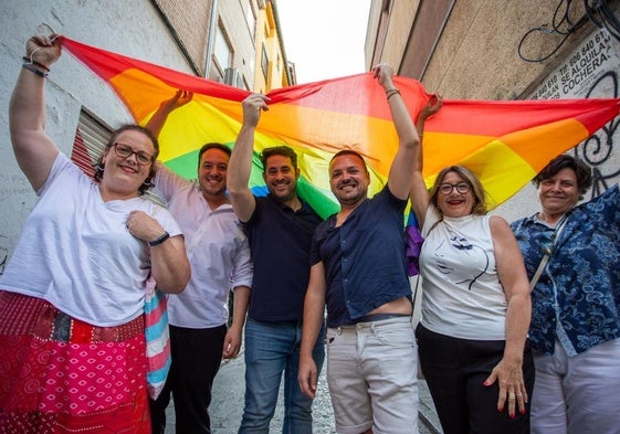 Activistas del movimiento LGTBIQA+, con su bandera.