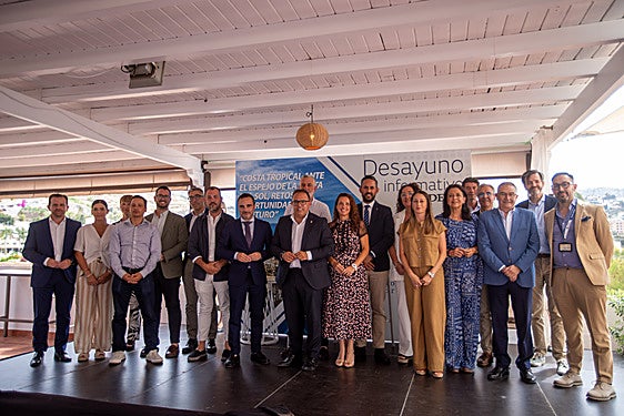Foto de familia del desayuno informativo en la Costa.