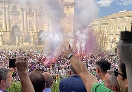 Los directivos, asomados al balcón del Ayuntamiento, en la plaza de Santa María.