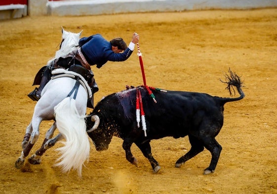Sebastián Fernández clava un rejón al primero de sus oponentes.