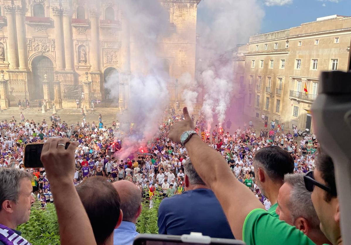 Los directivos, asomados al balcón del Ayuntamiento, en la plaza de Santa María.