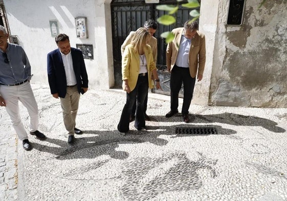 La alcaldesa de Granada, Marifrán Carazo, junto a los ediles Francis Almohalla y Enrique Catalina, este lunes, en el Albaicín.
