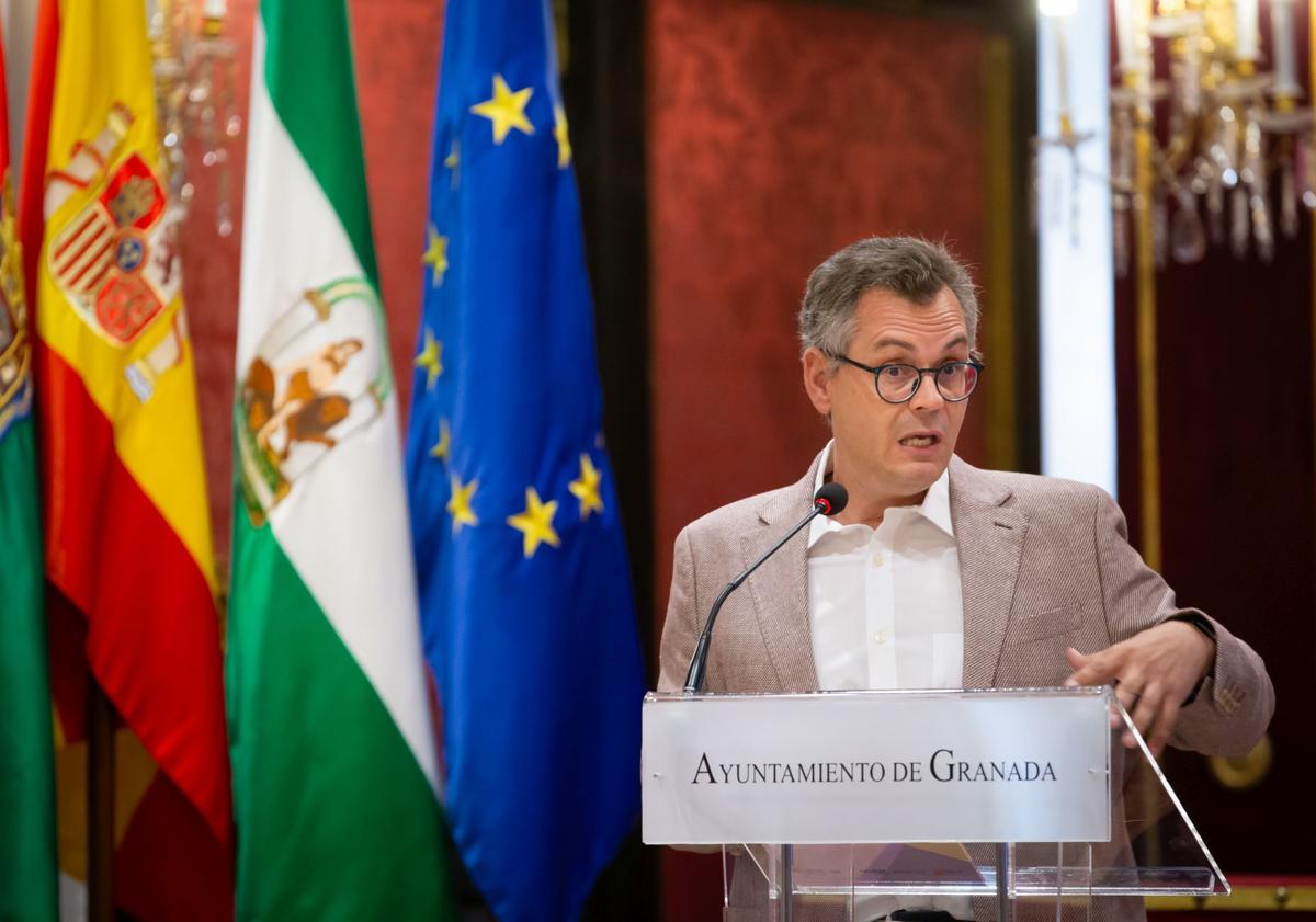 Imagen principal - El rector de Innovación, Esteban Romero, la comisaria Pilar Aranda y detalles de la rueda de prensa.