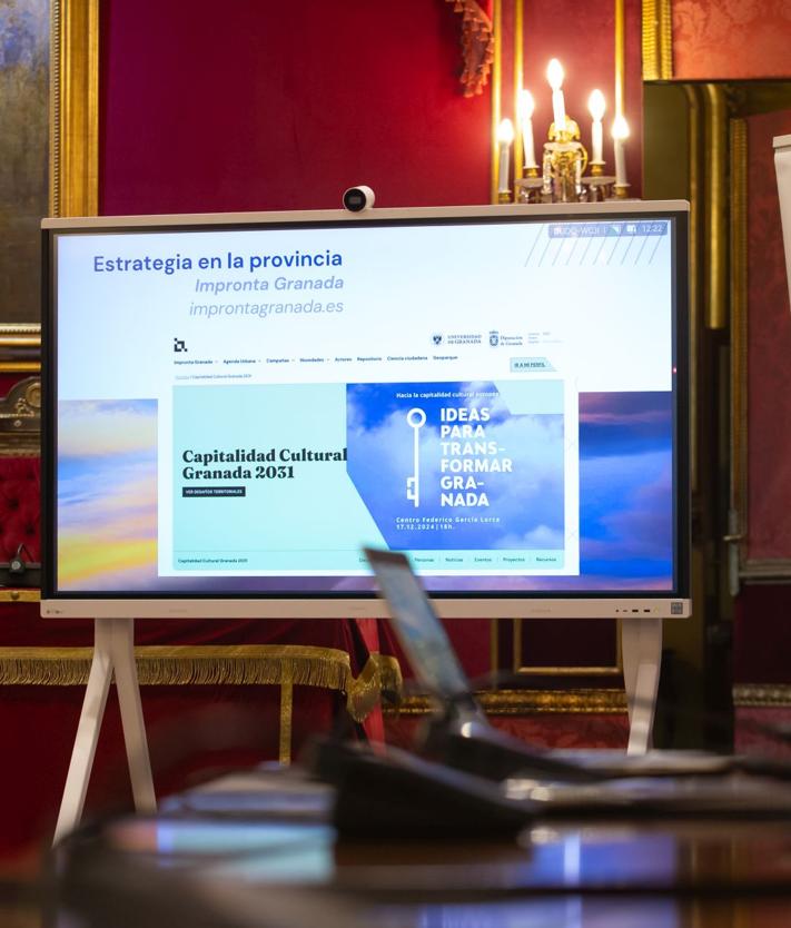 Imagen secundaria 2 - El rector de Innovación, Esteban Romero, la comisaria Pilar Aranda y detalles de la rueda de prensa.