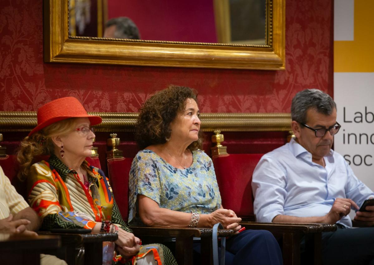 Imagen secundaria 1 - El rector de Innovación, Esteban Romero, la comisaria Pilar Aranda y detalles de la rueda de prensa.