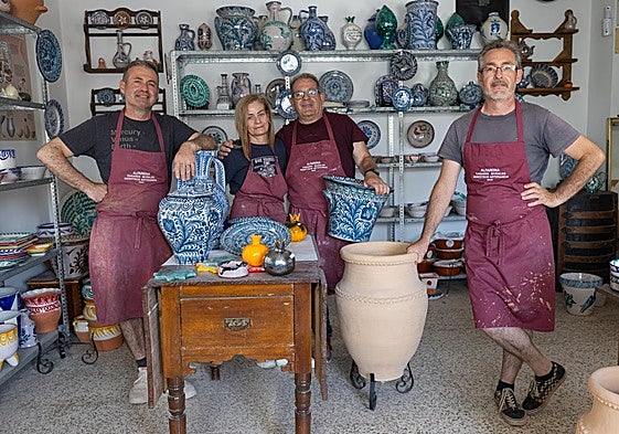 Los hermanos Casares, en el taller donde elaboran sus piezas tan finamente elaboradas