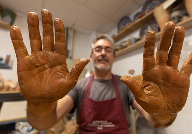 p Barro. Las manos son el instrumento esencial de la alfarería que elaboran la familia Casares.
