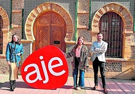 El nuevo presidente de AJE con las responsables de la sección juvenil, Patricia Porras y Raquel Maldonado.