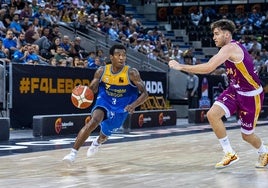 Micah Speight (i) defendido por Rafa Villar, del Lleida, en la 'Final Four' de ascenso a la acb de 2024