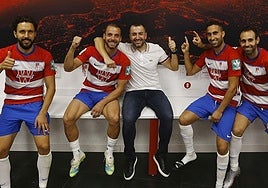 Gumbau, Soldado, Montoro y Víctor Díaz celebran la clasificación para la fase previa de la Europa League con Diego Martínez.