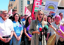 Patricia Alba (centro), secretaria de Educación del PSOE andaluz.