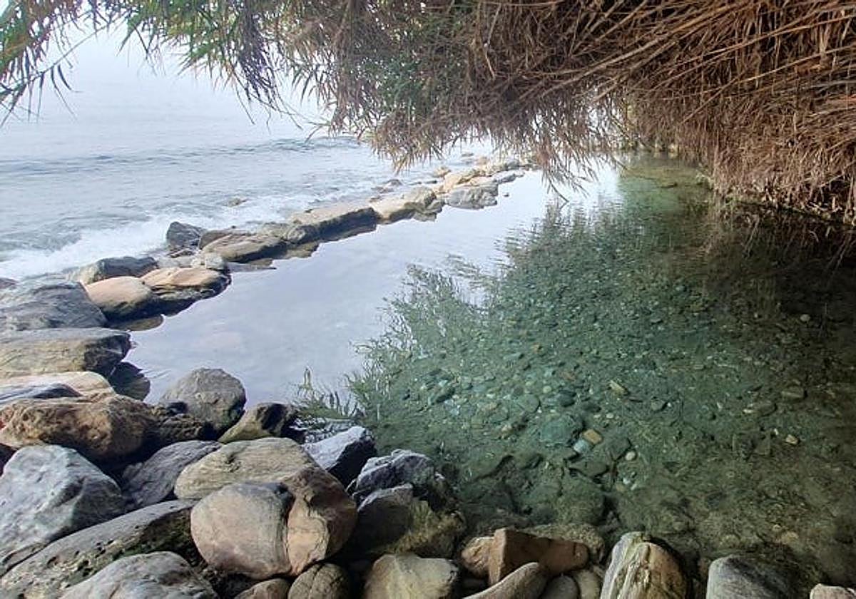 La playa escondida con una playa natural en la costa de Andalucía