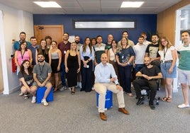 La plantilla de Nazaríes Intelligenia posa junto al CEO y fundador en las instalaciones de la compañía.