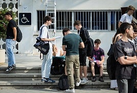 Alumnos de Selectividad repasan antes de uno de los exámenes de este año.