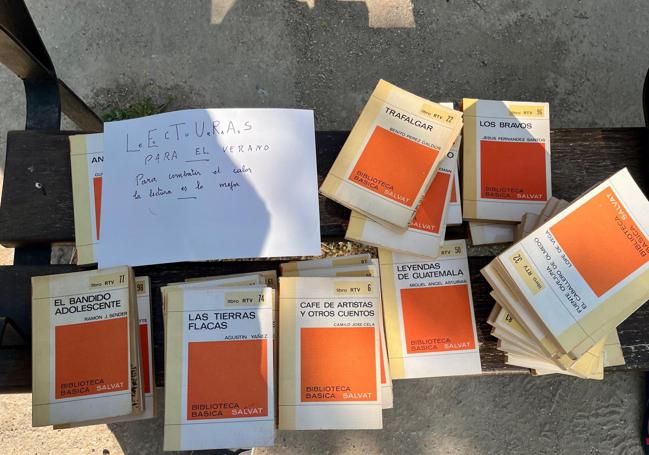 Los libros, con el cartel de las 'lecturras'.