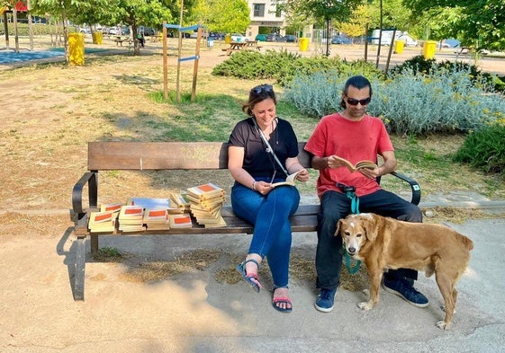 Laura, Roberto y Odie, con los libros abandonados en el parque.