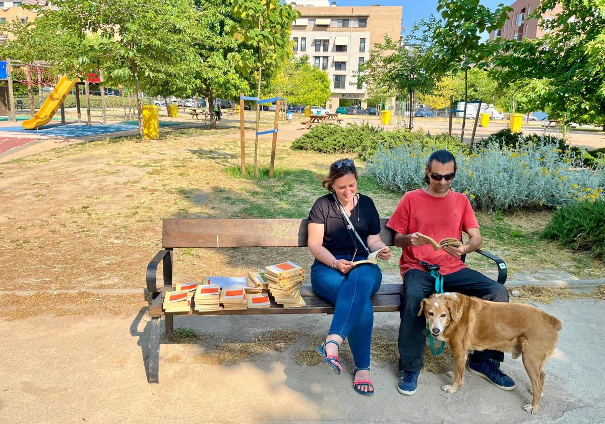 Laura, Roberto y Odie, con los libros abandonados en el parque.
