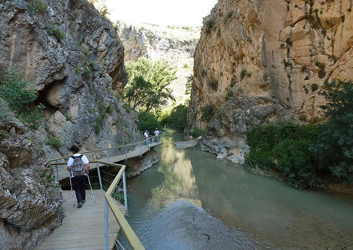 Imagen secundaria 1 - La ruta histórica de Granada entre pasarelas, pinturas rupestres y un castillo