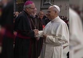 El obispo de Jaén saluda al papa León XIV.